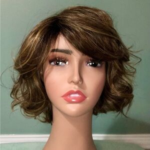 Toni Brattin wig - Chic Short Brown w blonde highlights